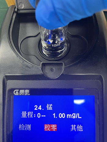 水質檢測儀進行校準